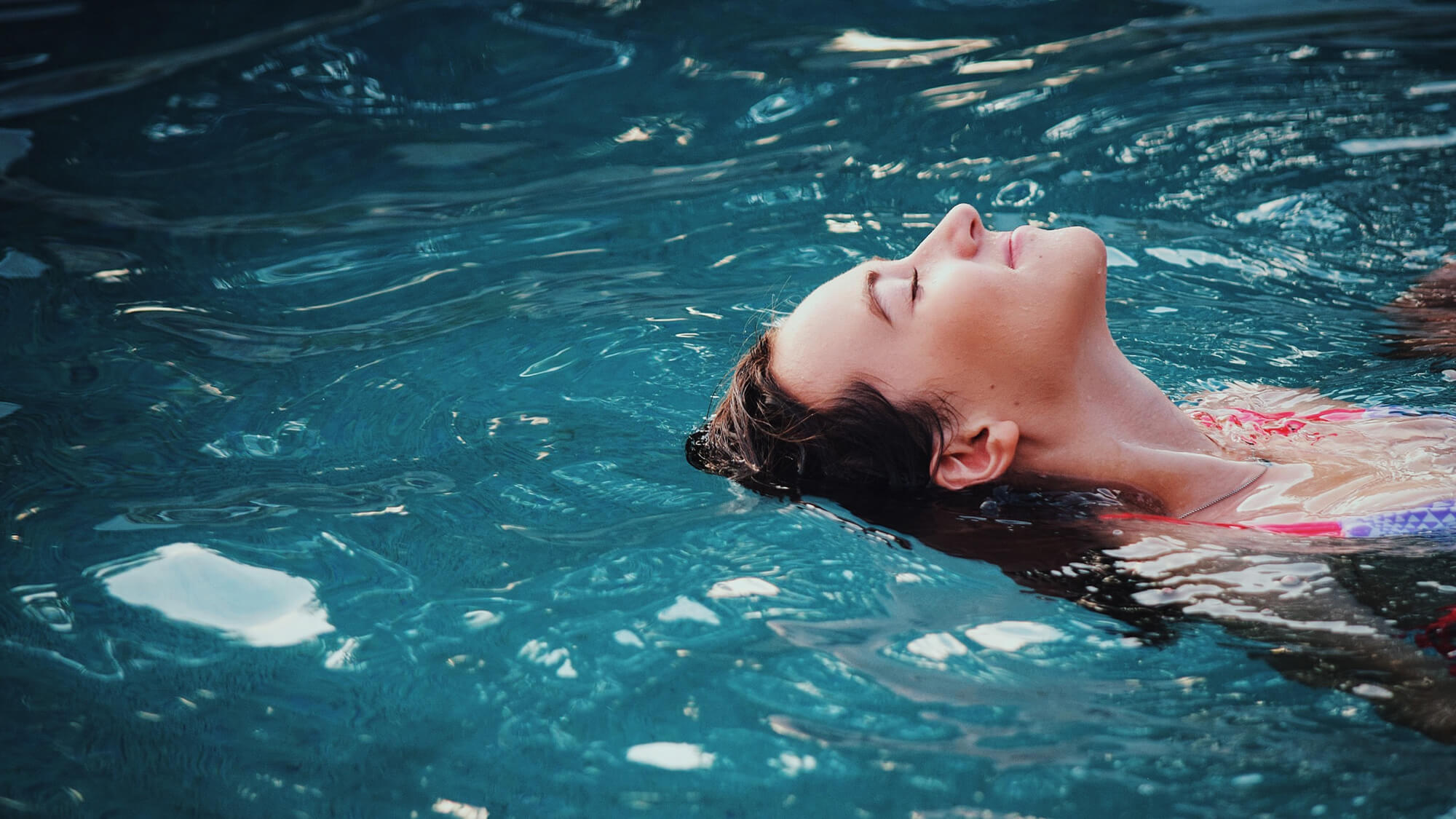 Femme dans une piscine de soins