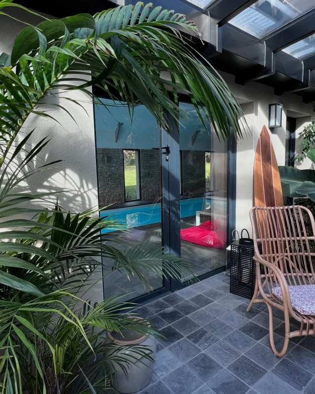 Une entrée de maison d’hôtes très végétale 🌱☘️un accès direct à la piscine, sauna, Hammam…