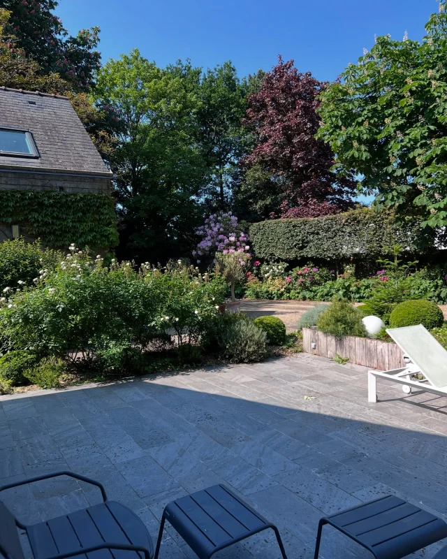 La terrasse devant la piscine où il fait bon se reposer au soleil ou lire en toute tranquillité 🌞😎🤩